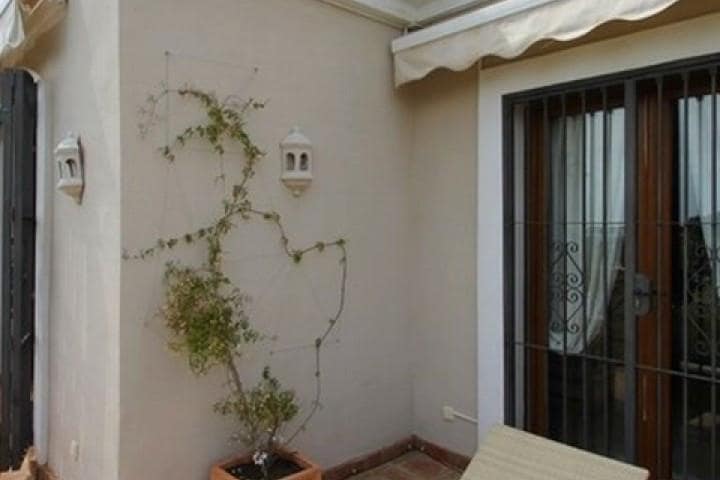 3 sypialnia Dom na sprzedaż w Estepona z basenem garażem - 435 000 € (Ref: 10001586)