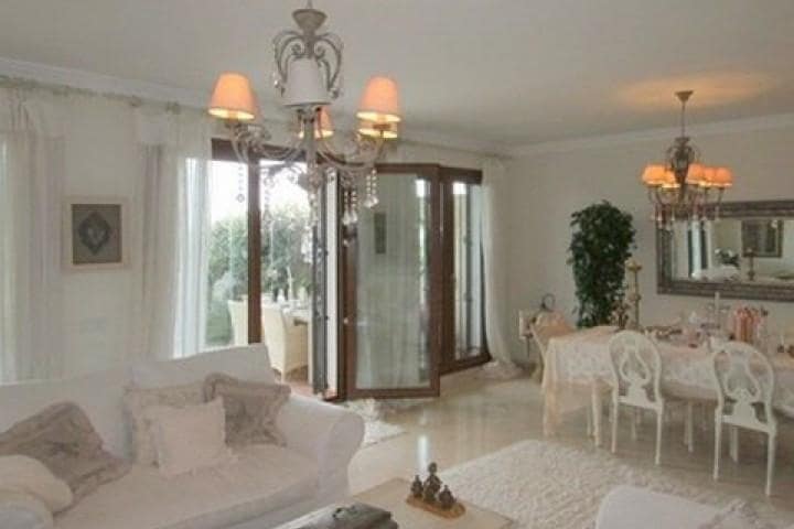 3 sypialnia Dom na sprzedaż w Estepona z basenem garażem - 435 000 € (Ref: 10001586)
