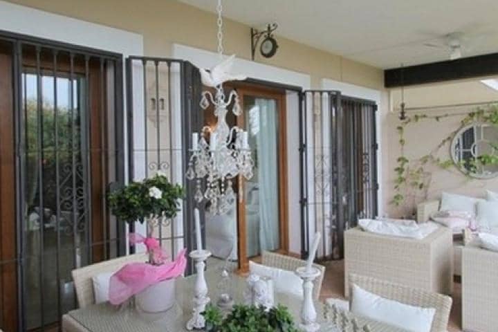 3 sypialnia Dom na sprzedaż w Estepona z basenem garażem - 435 000 € (Ref: 10001586)