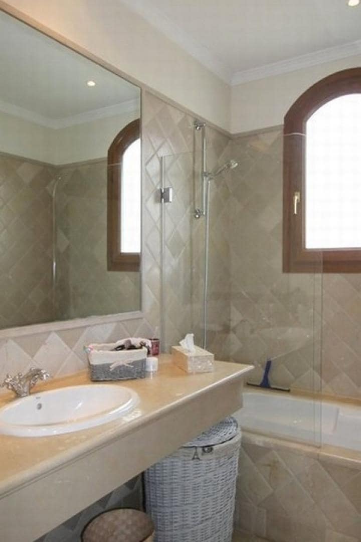 3 sypialnia Dom na sprzedaż w Estepona z basenem garażem - 435 000 € (Ref: 10001586)