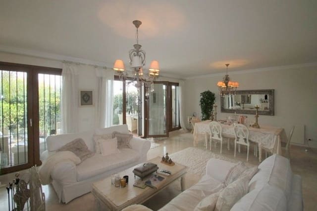3 sypialnia Dom na sprzedaż w Estepona z basenem garażem - 435 000 € (Ref: 10001586)