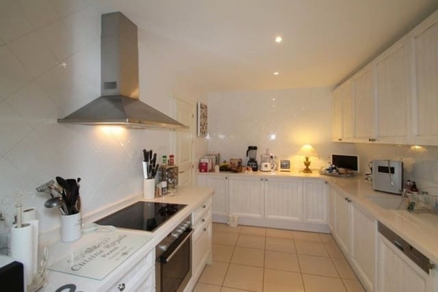 3 sypialnia Dom na sprzedaż w Estepona z basenem garażem - 435 000 € (Ref: 10001586)