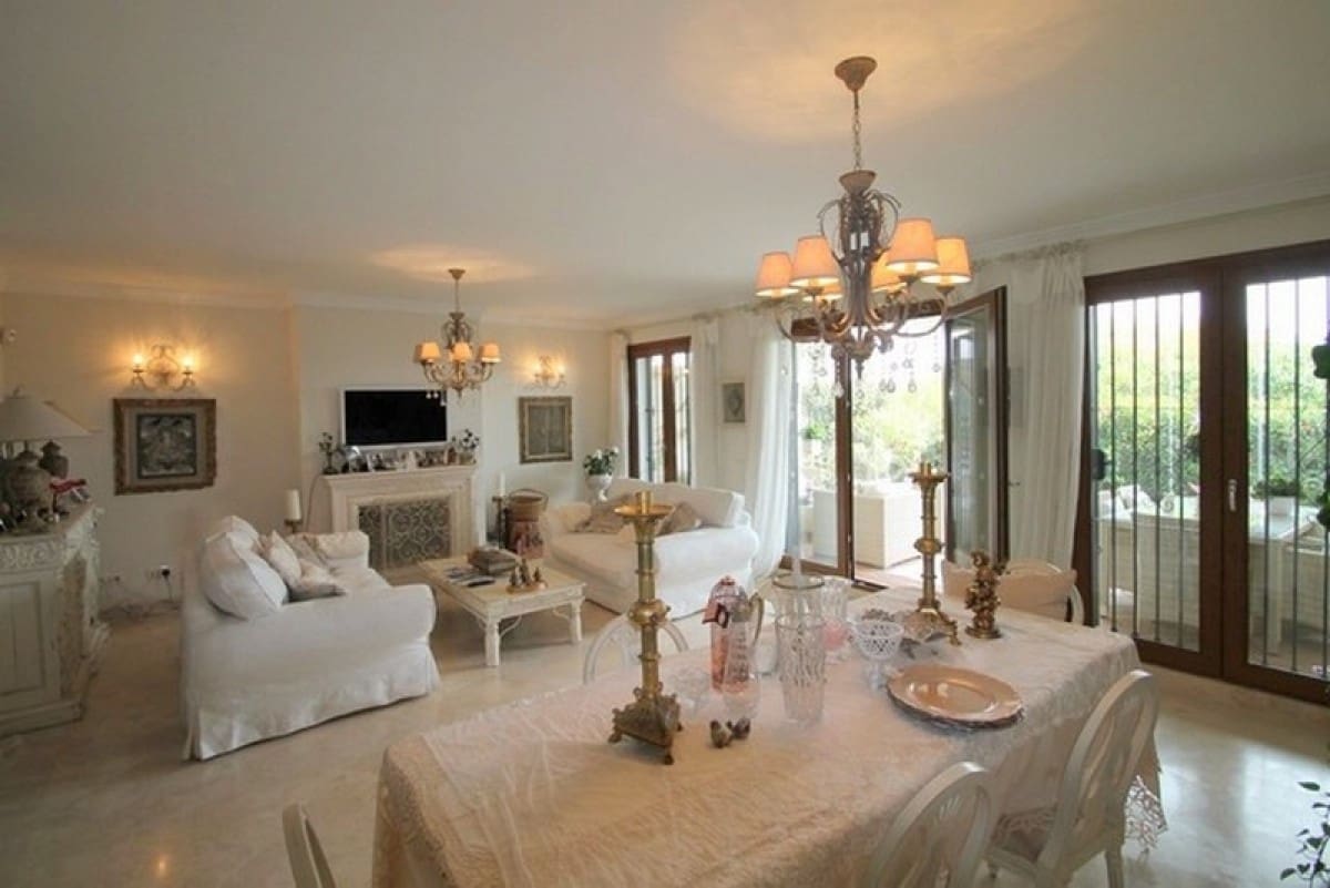 3 sypialnia Dom na sprzedaż w Estepona z basenem garażem - 435 000 € (Ref: 10001586)