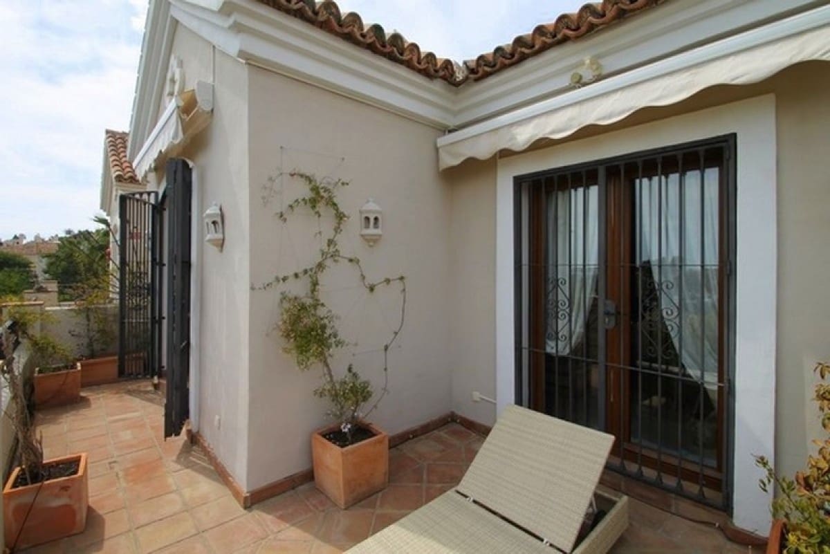 3 sypialnia Dom na sprzedaż w Estepona z basenem garażem - 435 000 € (Ref: 10001586)