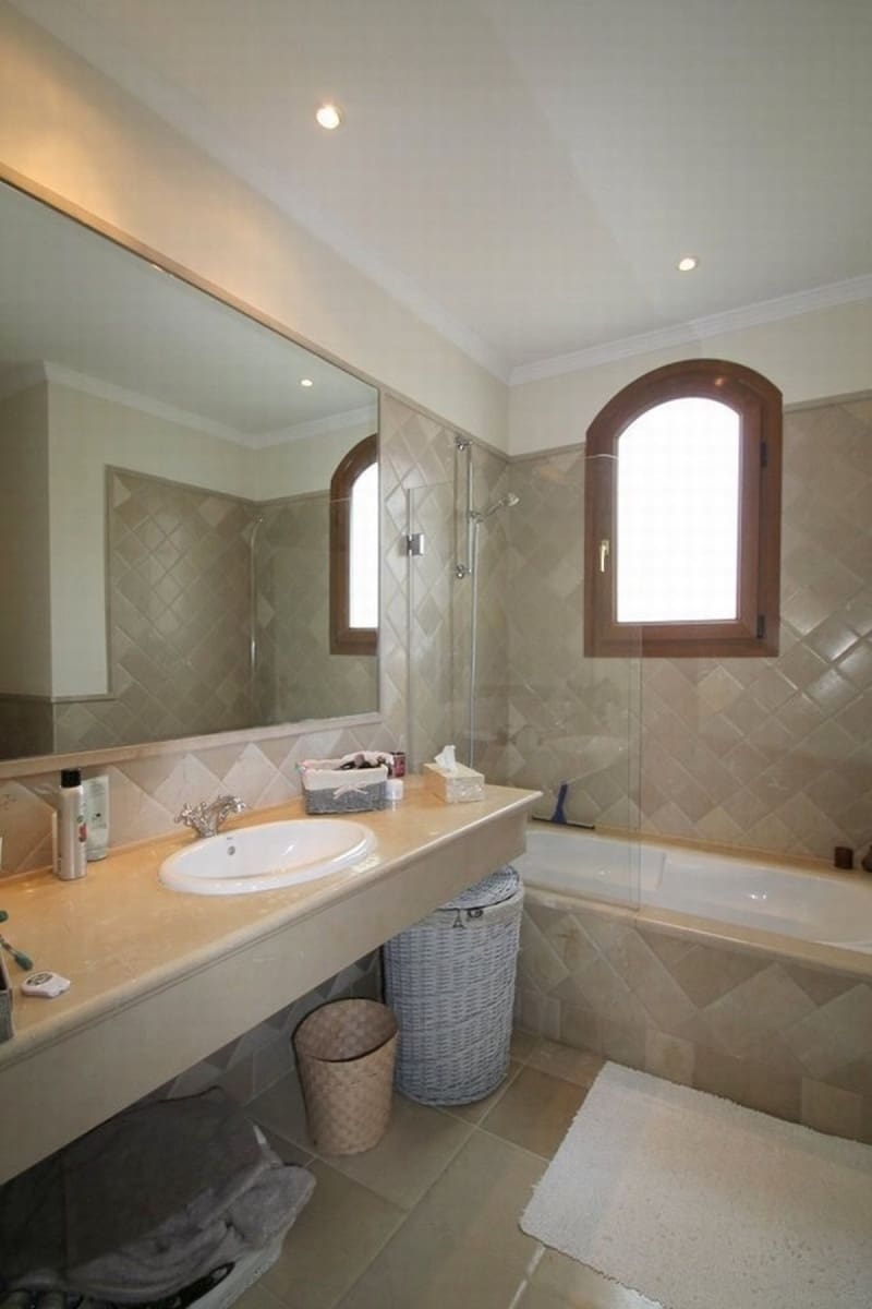 3 sypialnia Dom na sprzedaż w Estepona z basenem garażem - 435 000 € (Ref: 10001586)