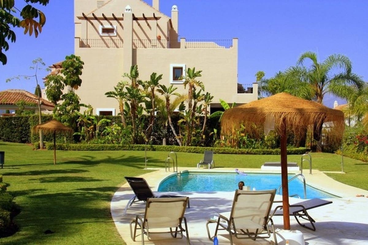 3 sypialnia Dom na sprzedaż w Estepona z basenem garażem - 435 000 € (Ref: 10001586)
