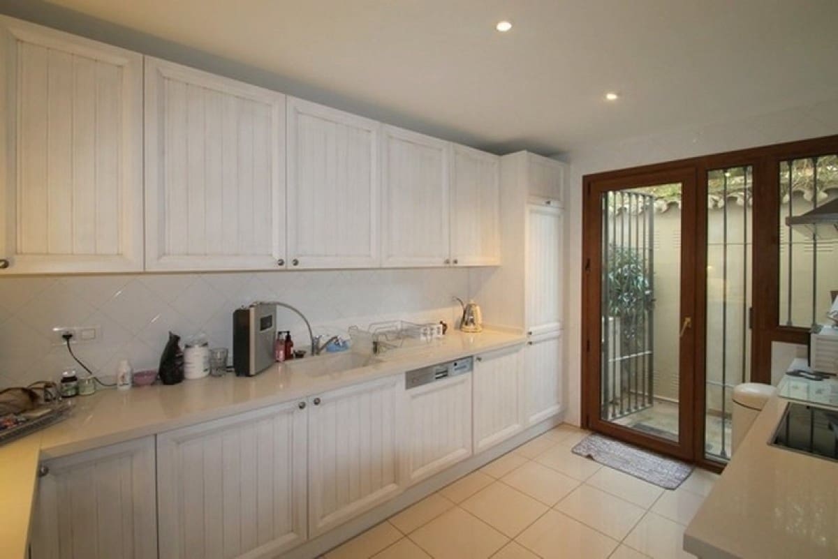 3 sypialnia Dom na sprzedaż w Estepona z basenem garażem - 435 000 € (Ref: 10001586)