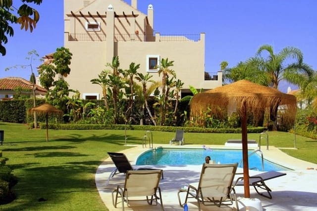 3 sypialnia Dom na sprzedaż w Estepona z basenem garażem - 435 000 € (Ref: 10001586)