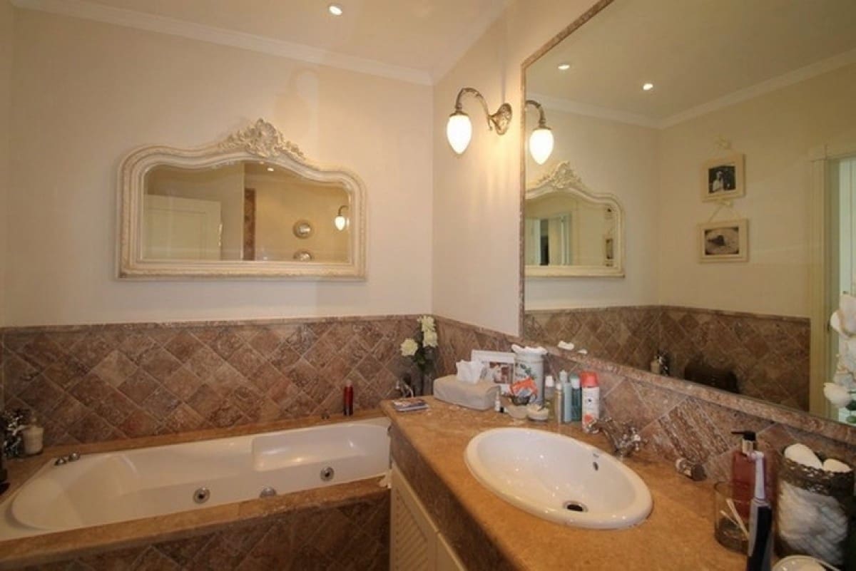 3 sypialnia Dom na sprzedaż w Estepona z basenem garażem - 435 000 € (Ref: 10001586)