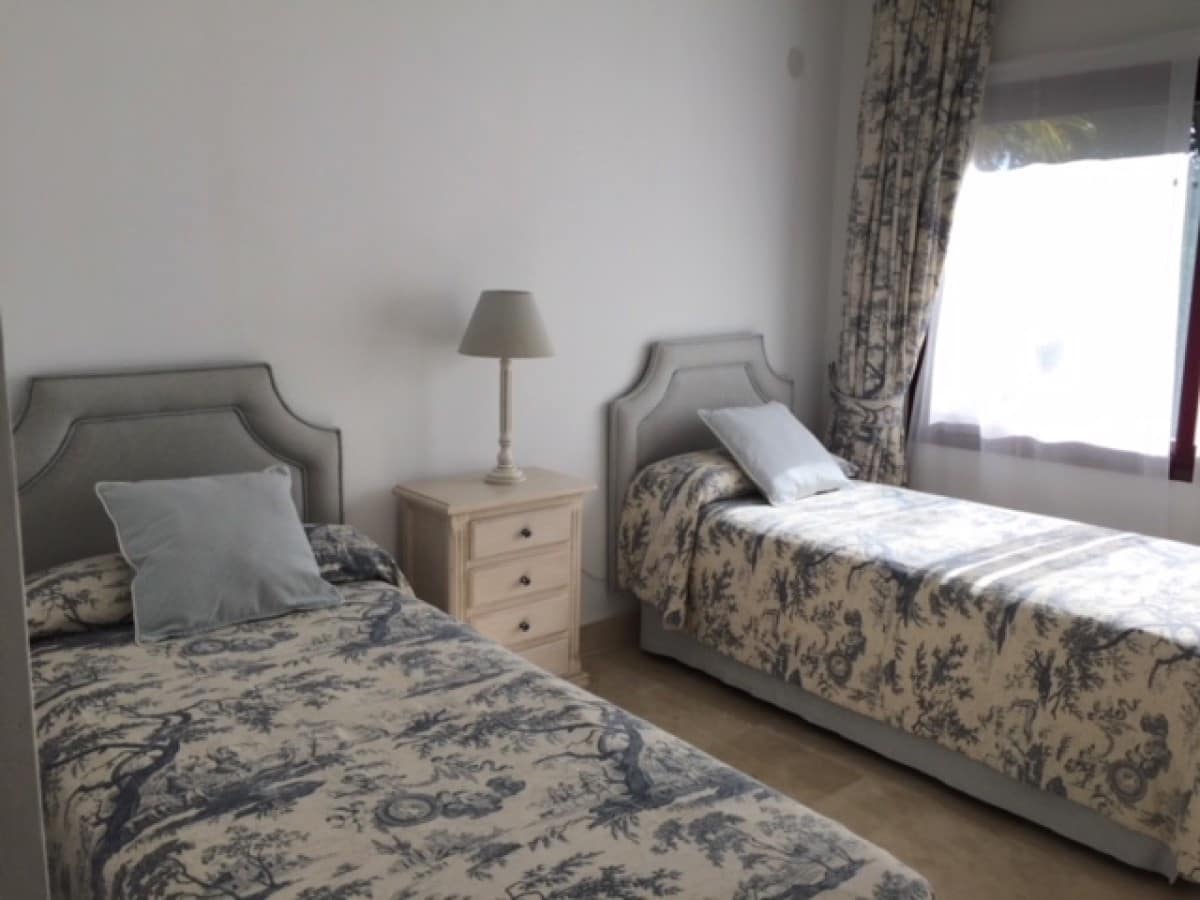 3 sypialnia Apartament na sprzedaż w Marbella z basenem - 1 100 000 € (Ref: 10001588)