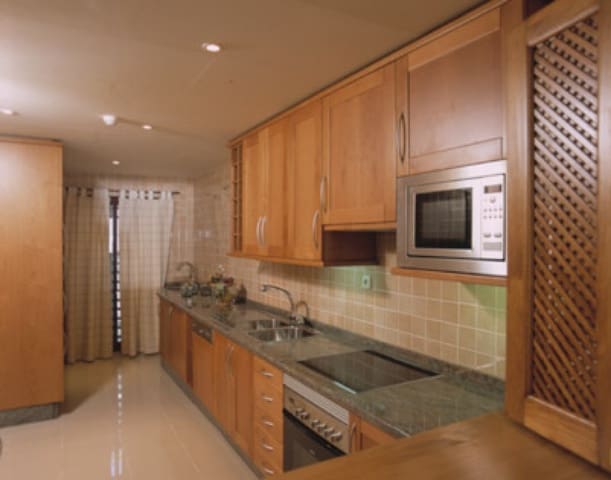 3 sypialnia Apartament na sprzedaż w Marbella z basenem - 1 100 000 € (Ref: 10001588)