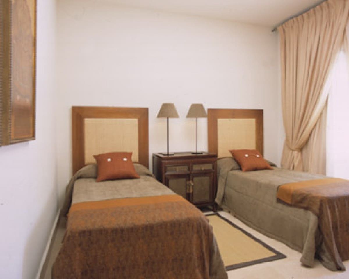 3 sypialnia Apartament na sprzedaż w Marbella z basenem - 1 100 000 € (Ref: 10001588)