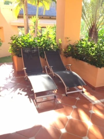 3 sypialnia Apartament na sprzedaż w Marbella z basenem - 1 100 000 € (Ref: 10001588)
