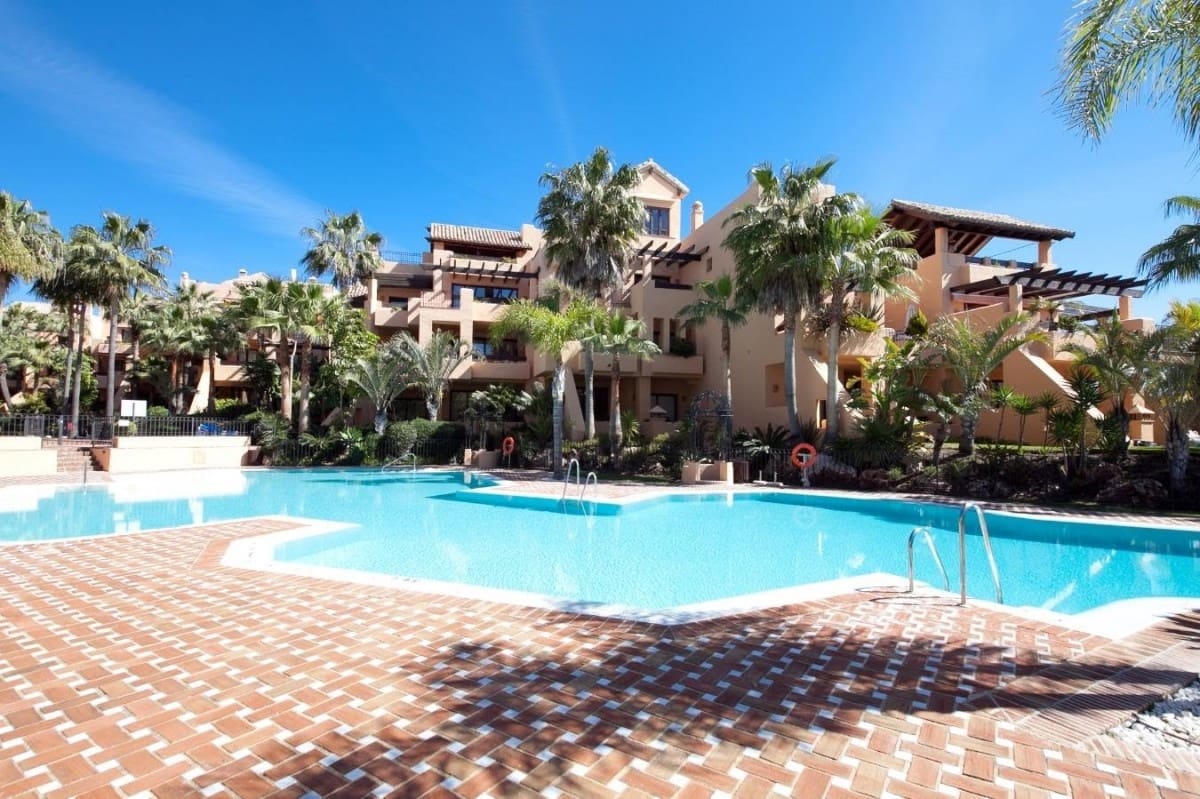 3 sypialnia Apartament na sprzedaż w Marbella z basenem - 1 100 000 € (Ref: 10001588)