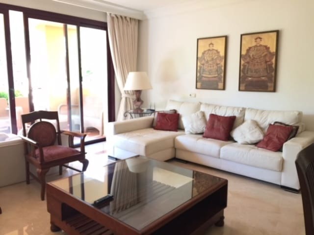 3 sypialnia Apartament na sprzedaż w Marbella z basenem - 1 100 000 € (Ref: 10001588)