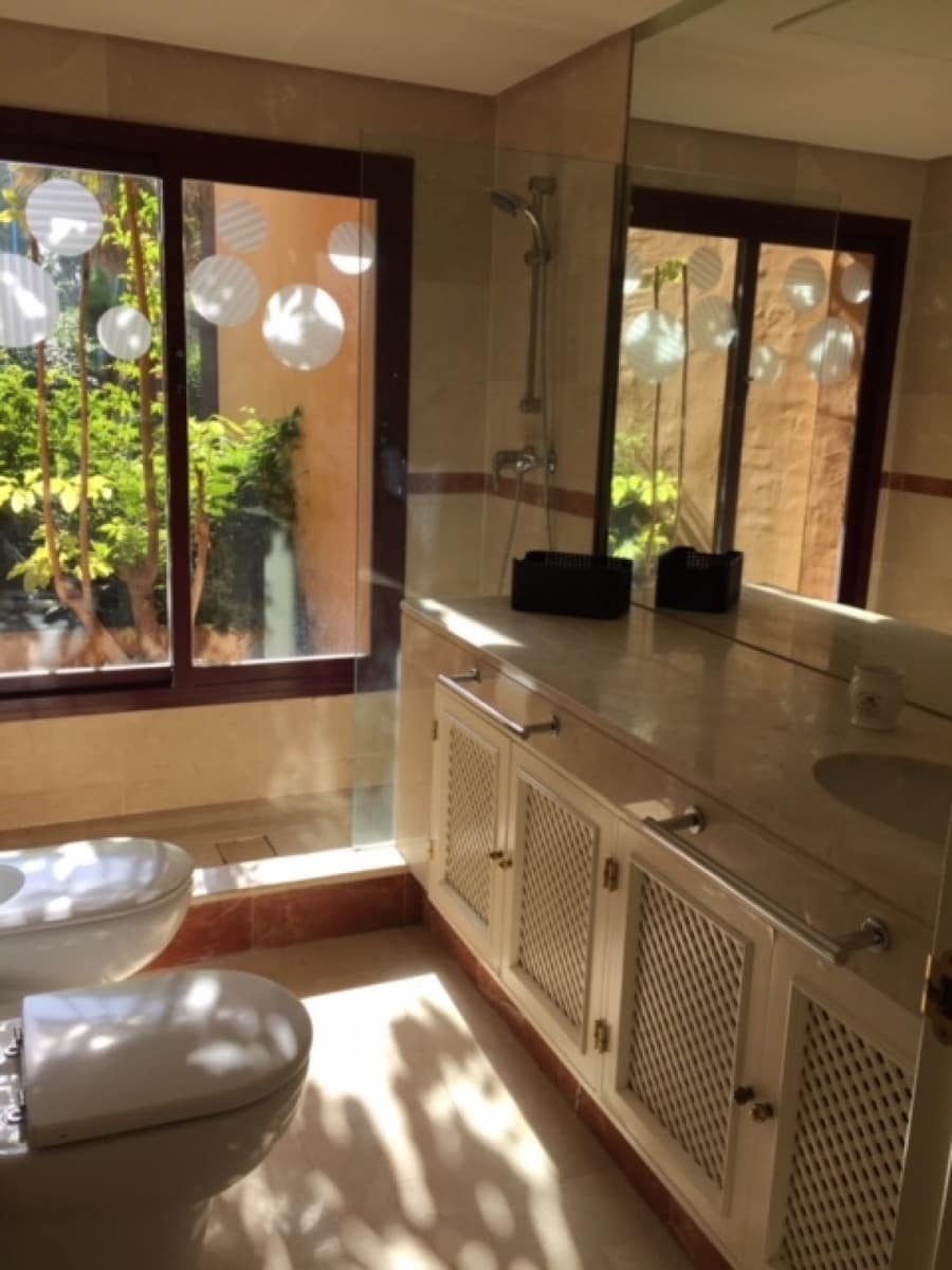 3 sypialnia Apartament na sprzedaż w Marbella z basenem - 1 100 000 € (Ref: 10001588)