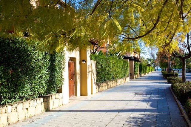 3 sypialnia Apartament na sprzedaż w Marbella z basenem - 1 100 000 € (Ref: 10001588)