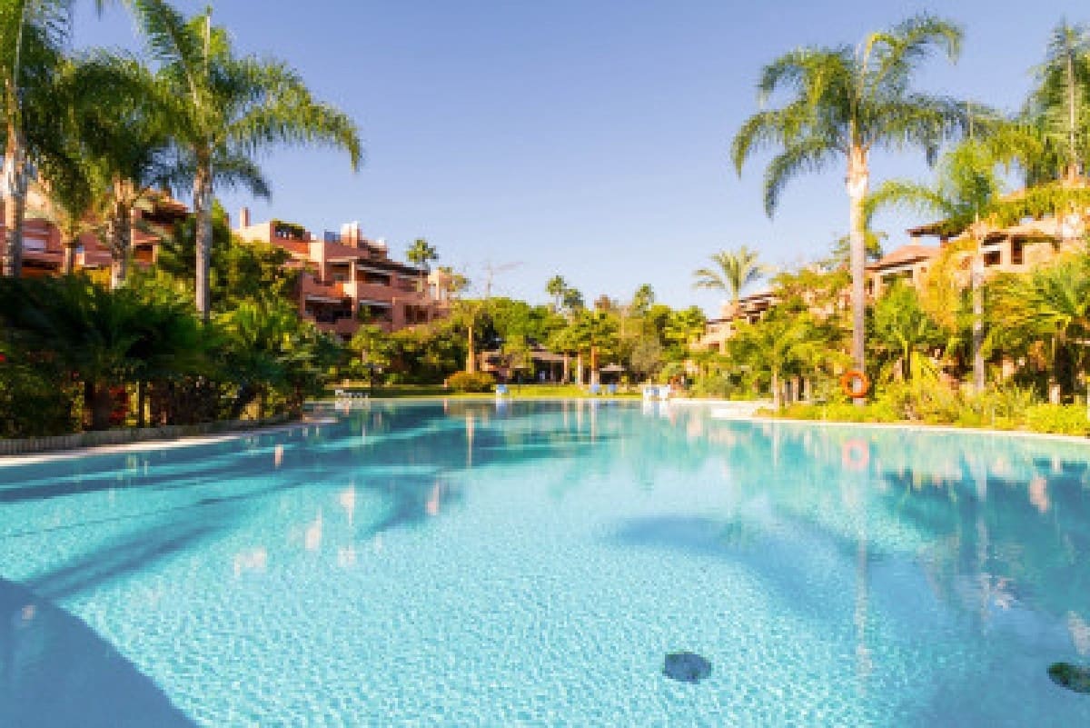 3 sypialnia Apartament na sprzedaż w Marbella z basenem - 1 100 000 € (Ref: 10001588)