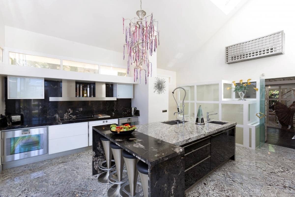 6 bedroom Villa for sale in Marbella with pool garage - € 3,995,000 (Ref: 10001589)