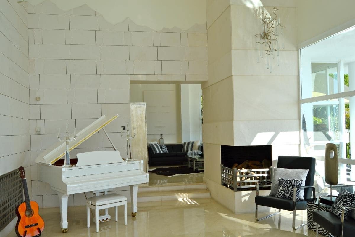 6 bedroom Villa for sale in Marbella with pool garage - € 3,995,000 (Ref: 10001589)