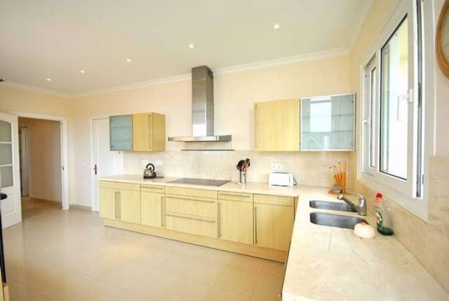 Chalet de 7 habitaciones en Marbella en venta con piscina garaje - 2.450.000 € (Ref: 10001592)