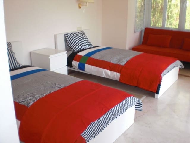 7 slaapkamer Villa te koop in Marbella met zwembad garage - € 2.250.000 (Ref: 10001593)