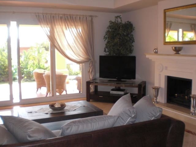 7 slaapkamer Villa te koop in Marbella met zwembad garage - € 2.250.000 (Ref: 10001593)