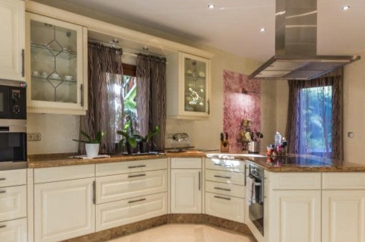 6 sypialnia Willa na sprzedaż w Golden Mile z basenem garażem - 2 890 000 € (Ref: 10001599)