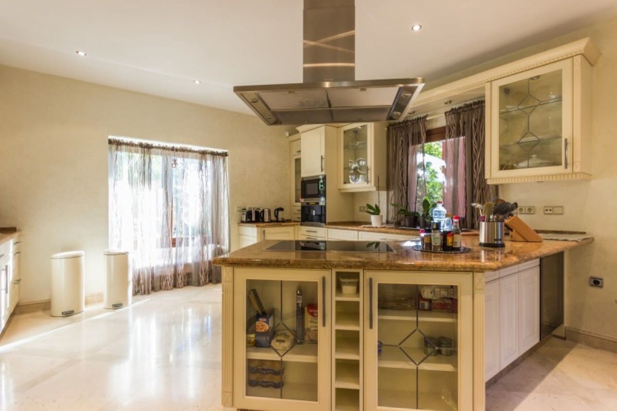 6 sypialnia Willa na sprzedaż w Golden Mile z basenem garażem - 2 890 000 € (Ref: 10001599)