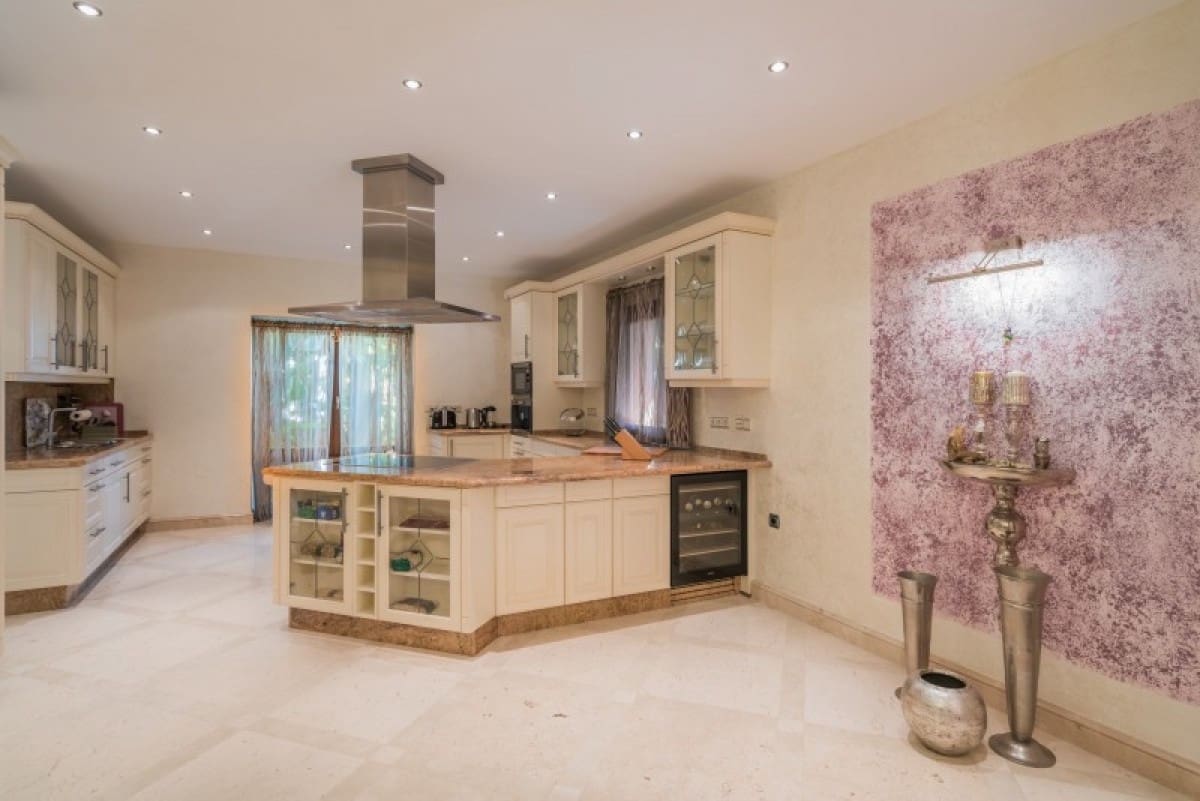 6 sypialnia Willa na sprzedaż w Golden Mile z basenem garażem - 2 890 000 € (Ref: 10001599)