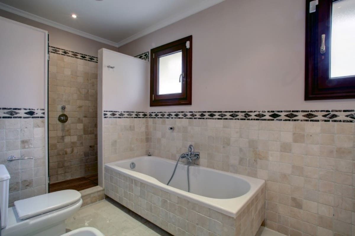 4 sovrum Villa till salu i Benahavis med pool garage - 1 325 000 € (Ref: 10001600)