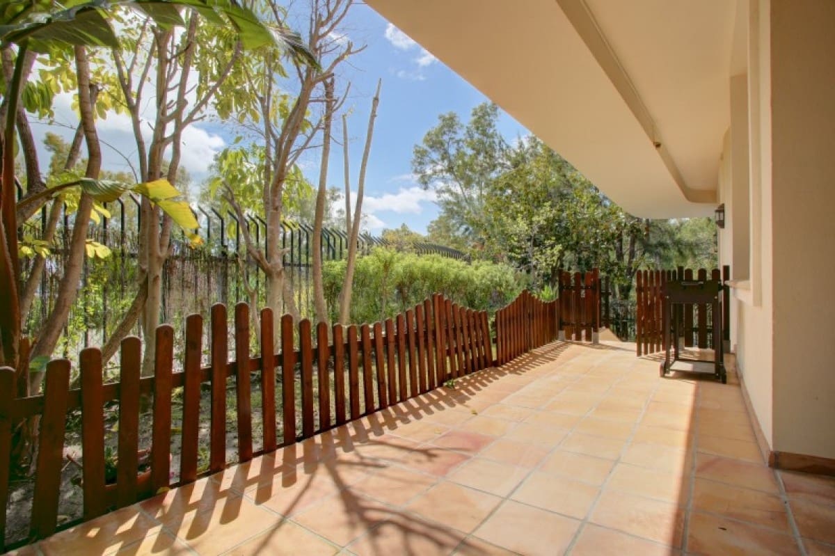 4 sovrum Villa till salu i Benahavis med pool garage - 1 325 000 € (Ref: 10001600)