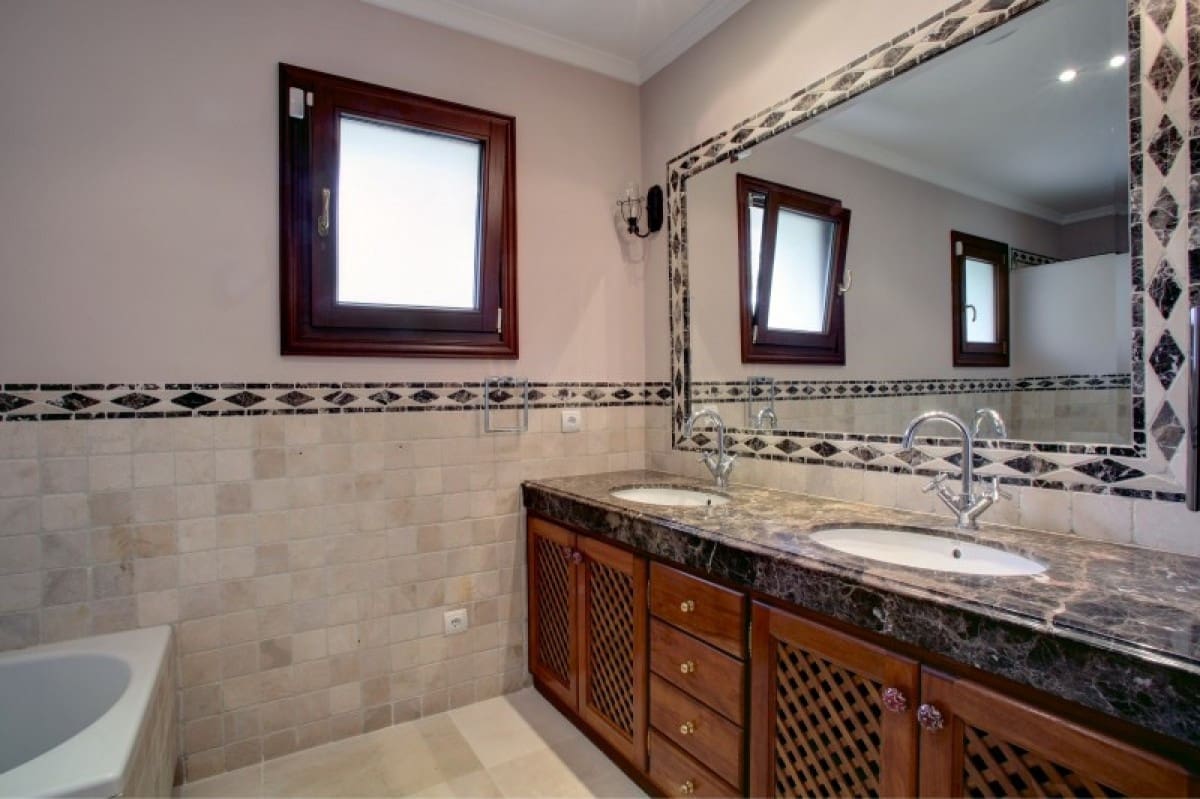 4 sovrum Villa till salu i Benahavis med pool garage - 1 325 000 € (Ref: 10001600)