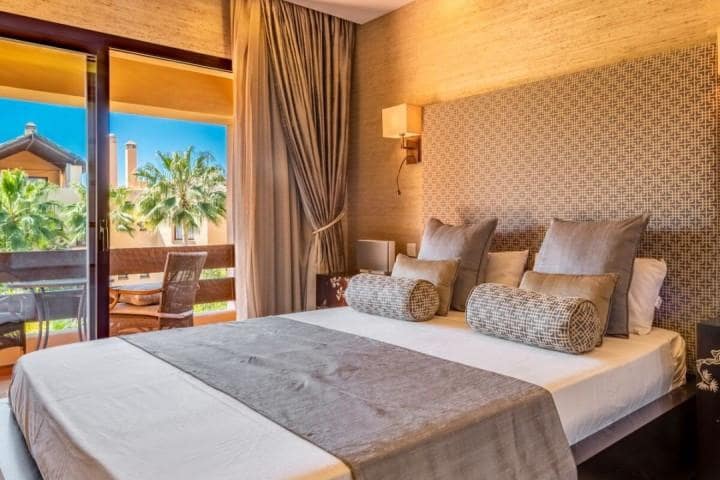 3 sypialnia Penthouse na sprzedaż w Marbella z basenem garażem - 1 395 000 € (Ref: 10001602)