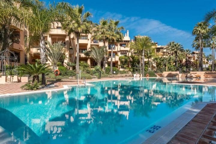 3 sypialnia Penthouse na sprzedaż w Marbella z basenem garażem - 1 395 000 € (Ref: 10001602)