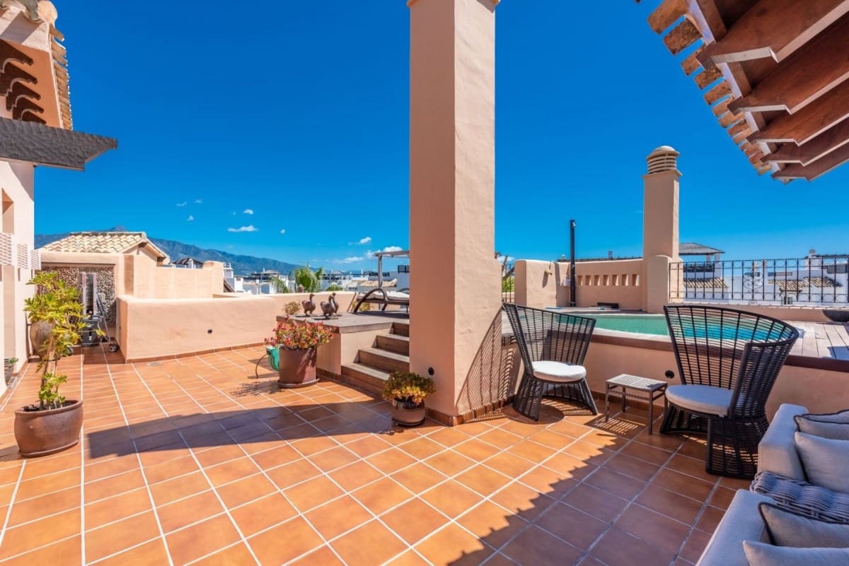 3 sypialnia Penthouse na sprzedaż w Marbella z basenem garażem - 1 395 000 € (Ref: 10001602)