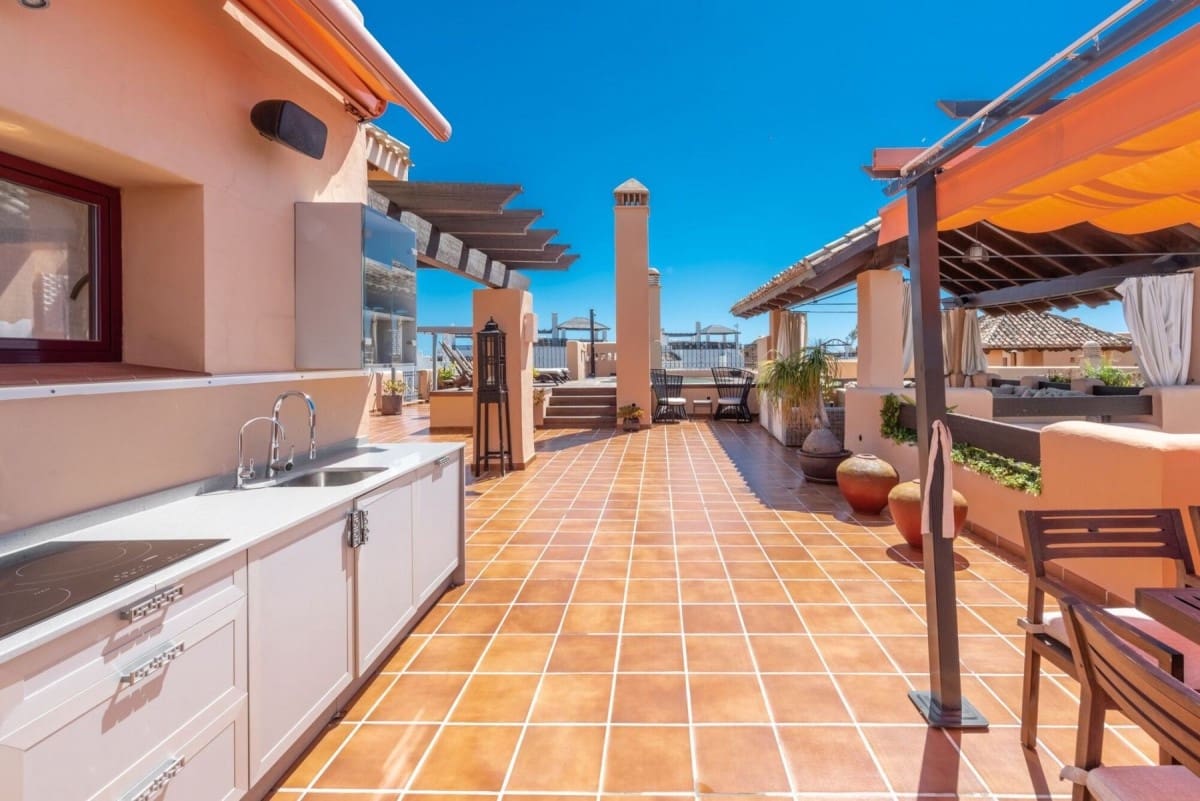 3 sypialnia Penthouse na sprzedaż w Marbella z basenem garażem - 1 395 000 € (Ref: 10001602)