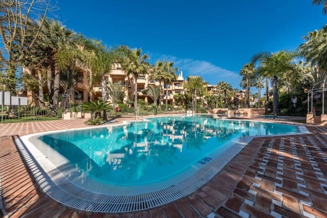 3 sypialnia Penthouse na sprzedaż w Marbella z basenem garażem - 1 395 000 € (Ref: 10001602)