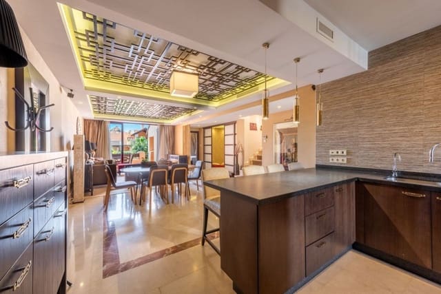 3 sypialnia Penthouse na sprzedaż w Marbella z basenem garażem - 1 395 000 € (Ref: 10001602)