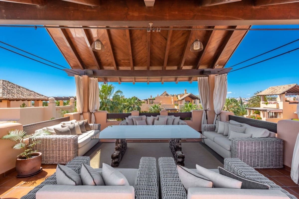 3 sypialnia Penthouse na sprzedaż w Marbella z basenem garażem - 1 395 000 € (Ref: 10001602)