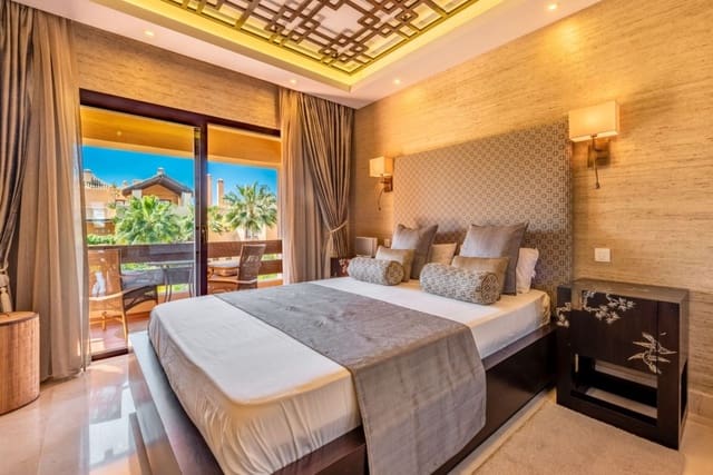 3 sypialnia Penthouse na sprzedaż w Marbella z basenem garażem - 1 395 000 € (Ref: 10001602)