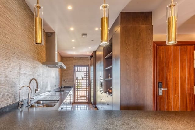 3 sypialnia Penthouse na sprzedaż w Marbella z basenem garażem - 1 395 000 € (Ref: 10001602)
