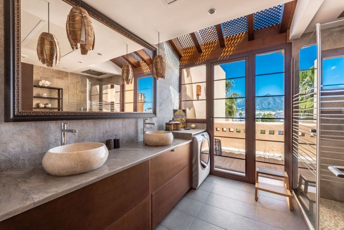 3 sypialnia Penthouse na sprzedaż w Marbella z basenem garażem - 1 395 000 € (Ref: 10001602)