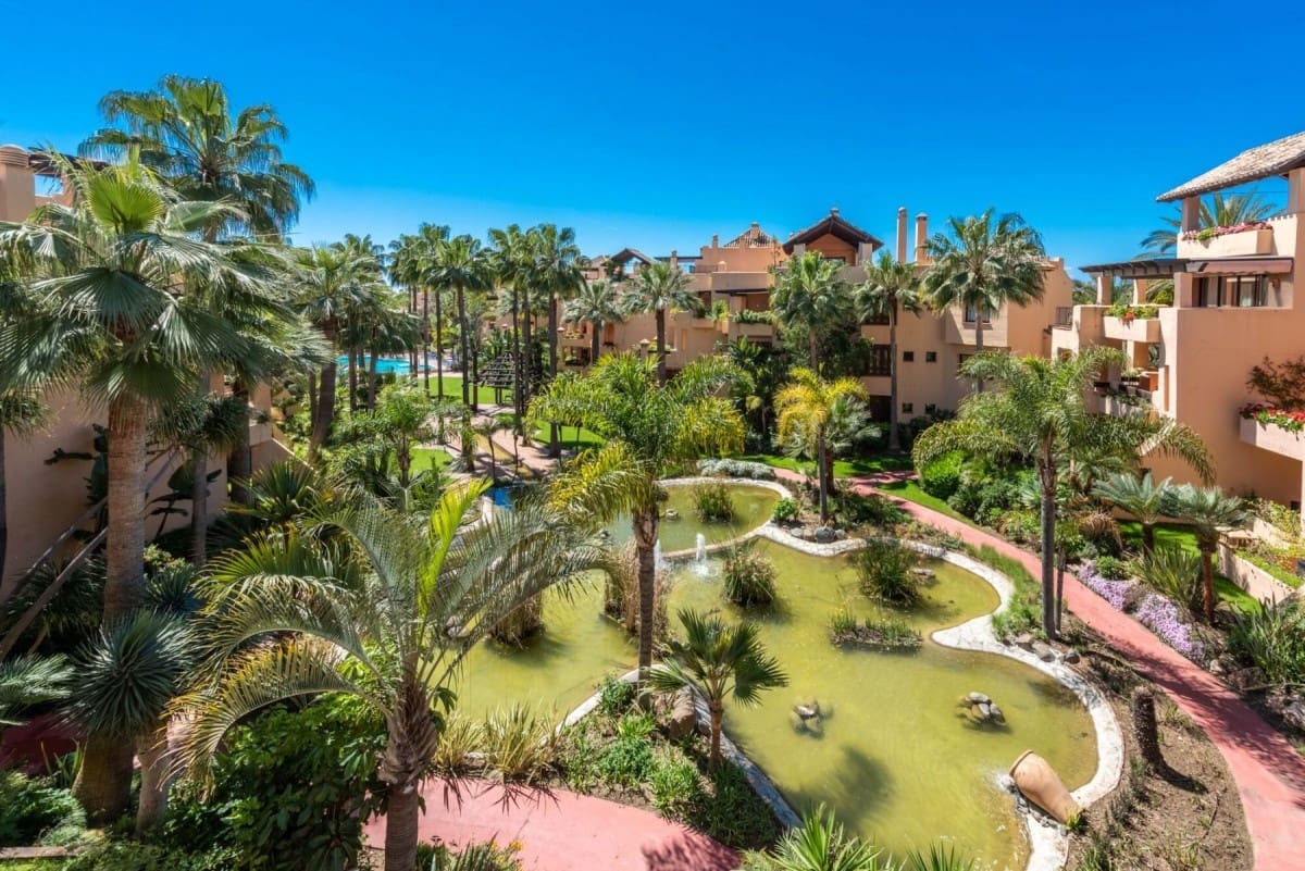 3 sypialnia Penthouse na sprzedaż w Marbella z basenem garażem - 1 395 000 € (Ref: 10001602)