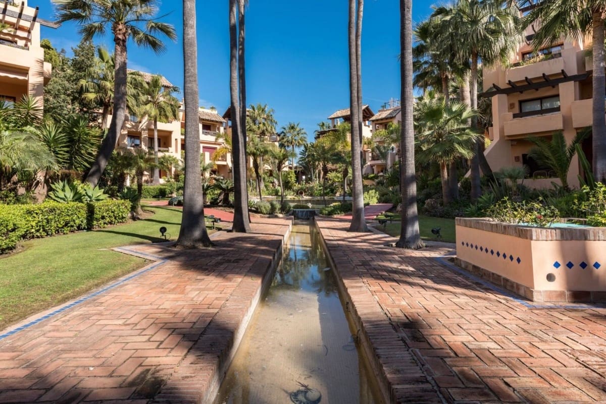 3 sypialnia Penthouse na sprzedaż w Marbella z basenem garażem - 1 395 000 € (Ref: 10001602)