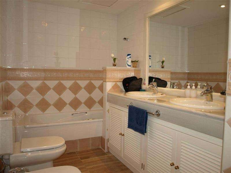 2 sypialnia Apartament na sprzedaż w Marbella z basenem garażem - 530 000 € (Ref: 10001603)