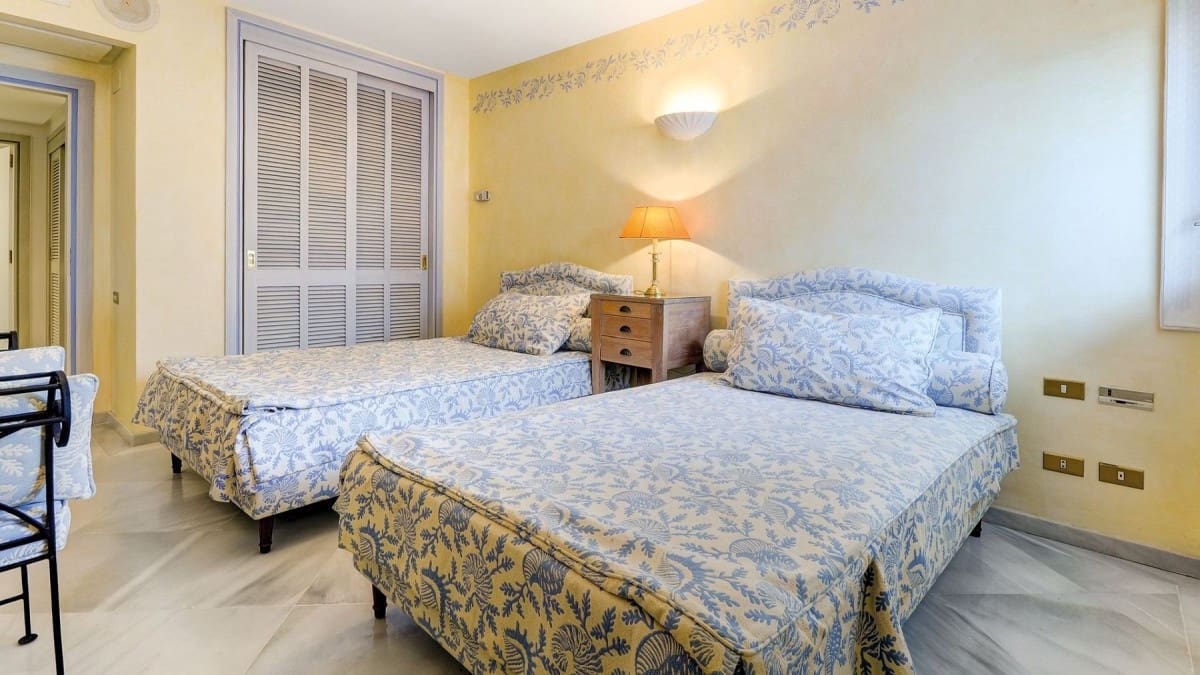 5 sypialnia Apartament na sprzedaż w Marbella z basenem garażem - 2 495 000 € (Ref: 10001613)
