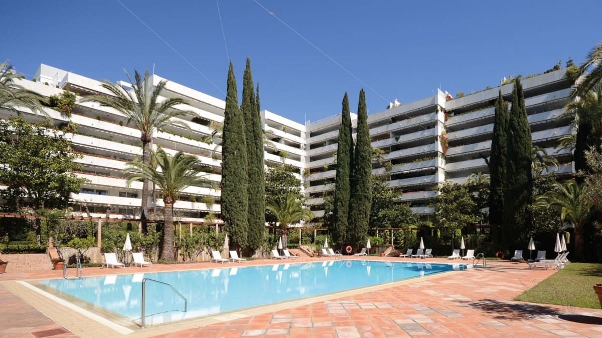 5 sypialnia Apartament na sprzedaż w Marbella z basenem garażem - 2 495 000 € (Ref: 10001613)