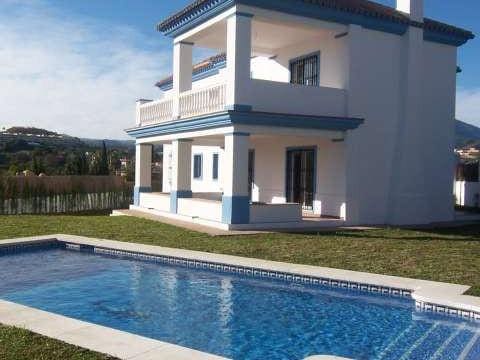4 bedroom Villa for sale in Marbella with pool - € 1,200,000 (Ref: 10001617)