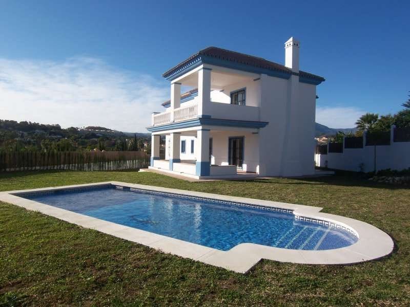 4 bedroom Villa for sale in Marbella with pool - € 1,200,000 (Ref: 10001617)